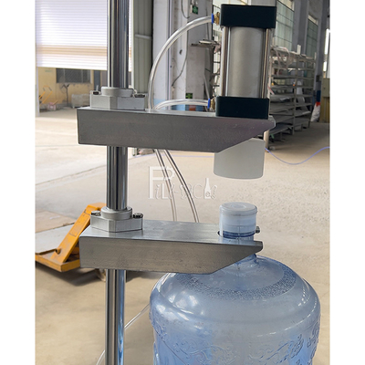 Automatische Plastikflasche 3 Gallone 5 Gallone 20 Liter-Tafelwasser-mit einer Kappe bedeckende Maschinenausrüstung für Gallonen-Füllmaschine fournisseur