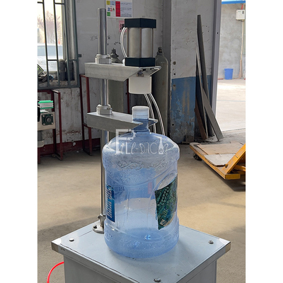 Automatische Plastikflasche 3 Gallone 5 Gallone 20 Liter-Tafelwasser-mit einer Kappe bedeckende Maschinenausrüstung für Gallonen-Füllmaschine fournisseur