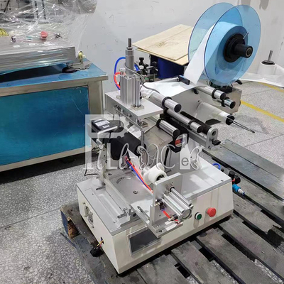 Halbautomatischer klebender Aufkleber-Etikettiermaschine-Ausrüstungs-Etikettierer für quadratische Seiten der Flasche 3 oder Kreis der runden Flasche fournisseur