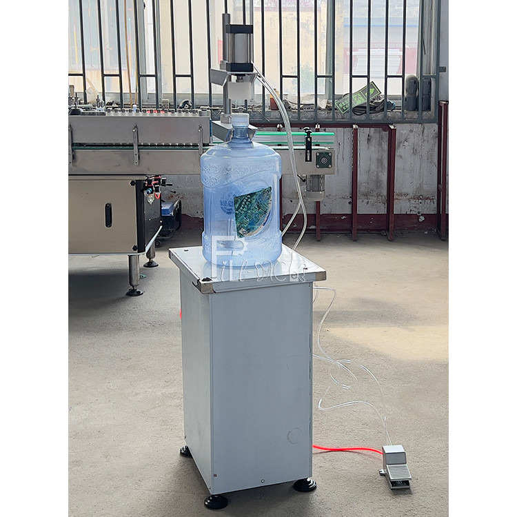 Automatische Plastikflasche 3 Gallone 5 Gallone 20 Liter-Tafelwasser-mit einer Kappe bedeckende Maschinenausrüstung für Gallonen-Füllmaschine fournisseur